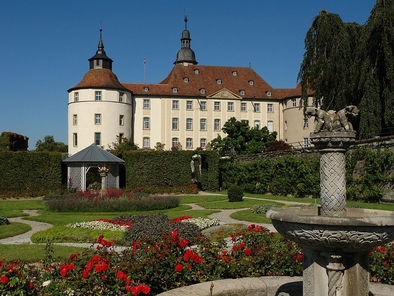 Barockgarten vor der Ostfassade des Schlosses