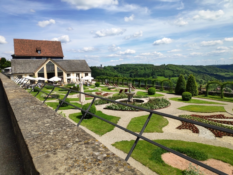 Festlich dekorierter Schlossgarten